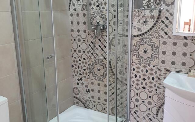 Anna and King  (on Zheleznodorozhnoy)