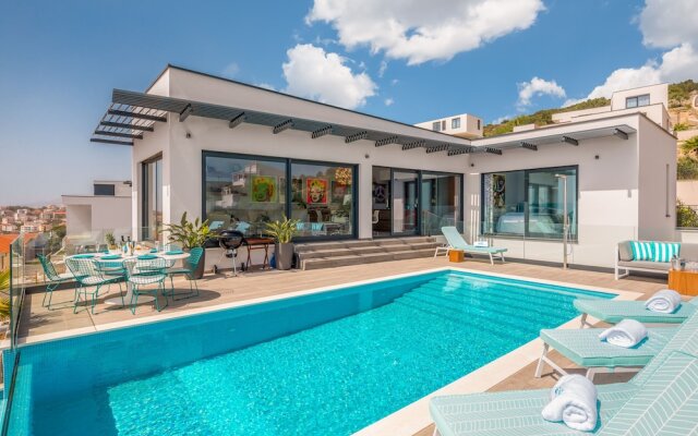 Luxury Villa Riva with Infinity Pool