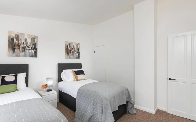 Skyvillion - Lush 2 Bed Hydean Way House & Garden
