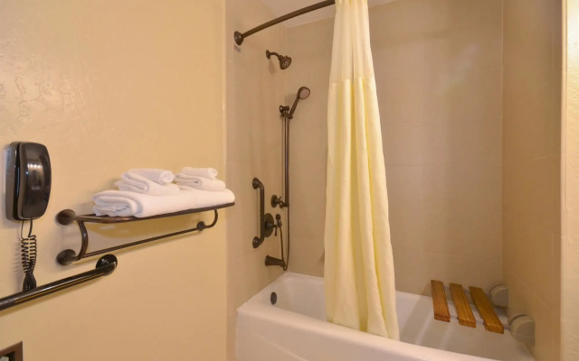 Best Western The Inn & Suites Pacific Grove