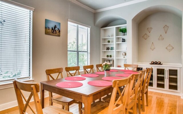 Gorgeous Oak Lawn Townhouse