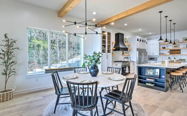 Luxury Lake Granbury Cliffside Home w/ Deck!