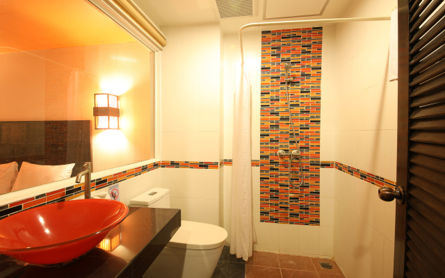 OYO 126 Patong Station House Hotel