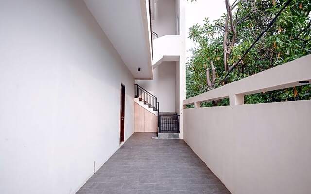 RedDoorz near Taman Palem