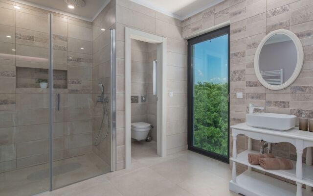 Deluxe Villa in Porec With Wellness Centre & Pool