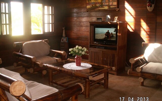 House With 4 Bedrooms in Toamasina, With Terrace - 200 m From the Beach