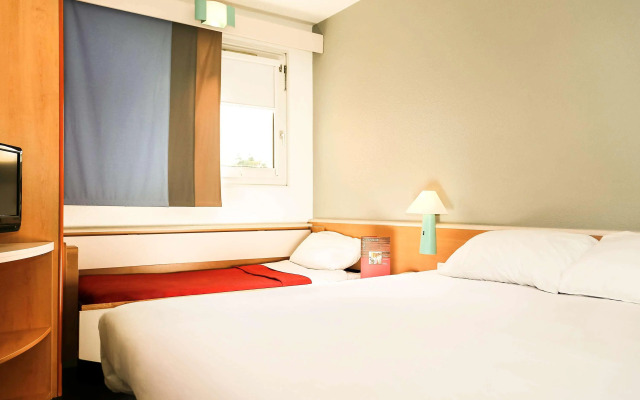 ibis Orange Centre Echangeur A7 A9