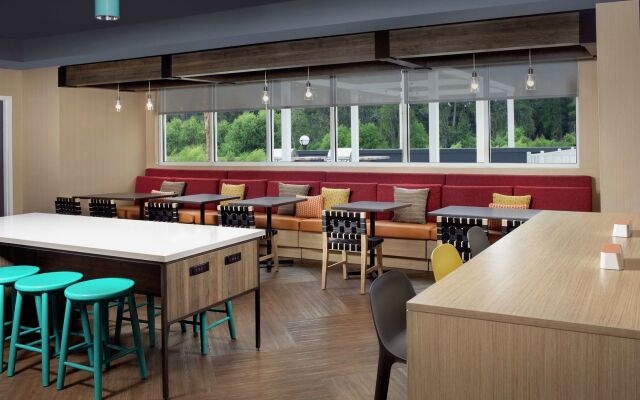 Tru by Hilton Lake City