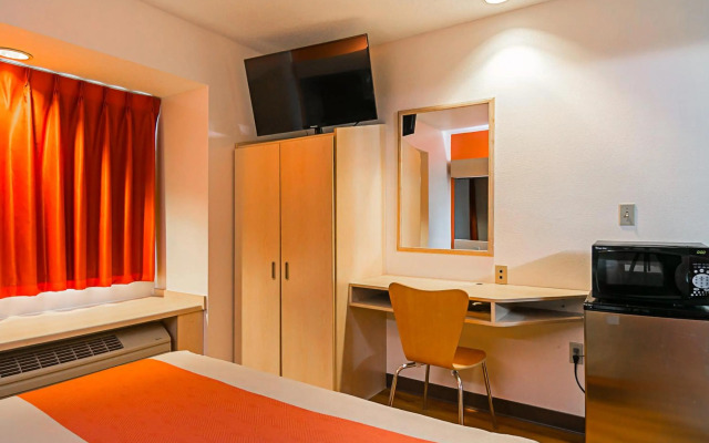 Motel 6 Sycamore, IL