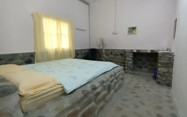 Hotel O Flinstone Lodge