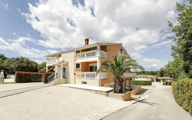 Elegant Apartment in Banjole near Fratarski Otok Island