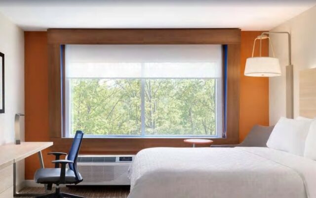 Holiday Inn Express & Suites Aurora by IHG