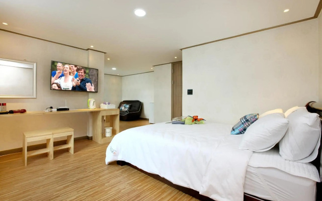 Traum Hotel & Condo