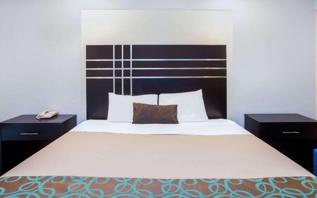 Travelodge by Wyndham Fresno Yosemite Area