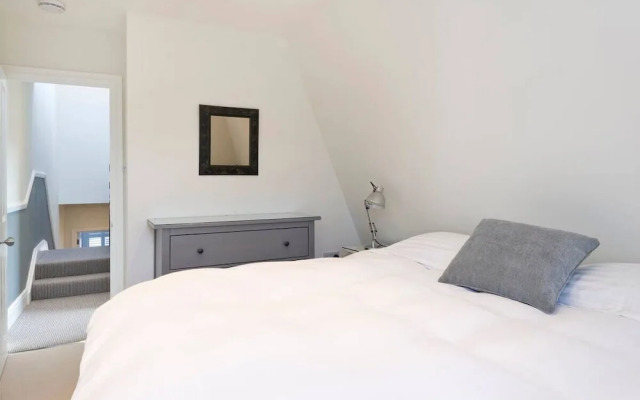 Spacious 4 Bed House, Battersea