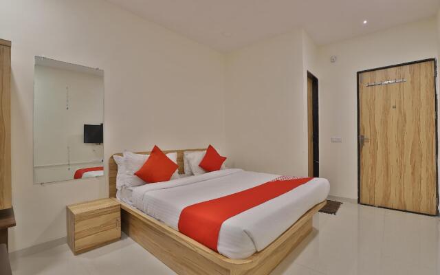 OYO 42957 Hotel Radhanand