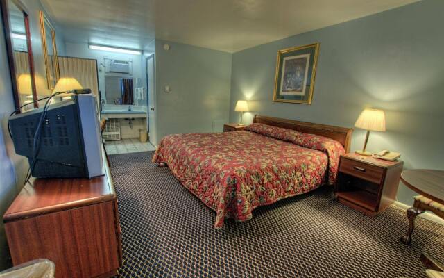 Budget Host Three Crowns Motor Lodge