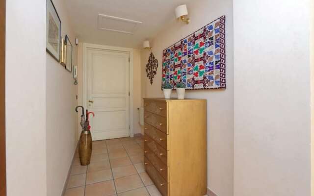 Unique Grand Trevi Fountain Apartment