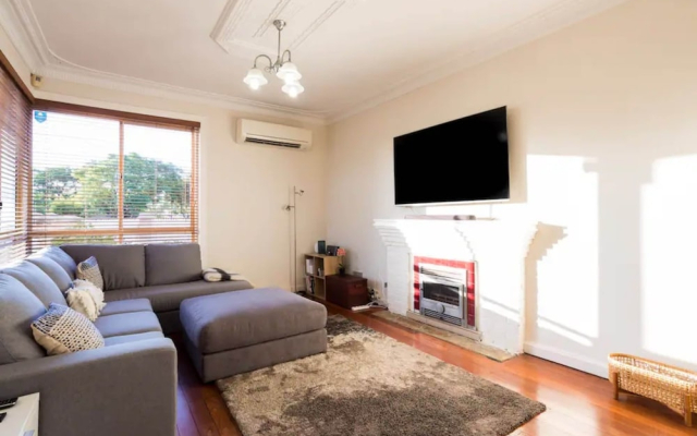 Comfortable 2 Bedroom Home in Trendy Victoria Park