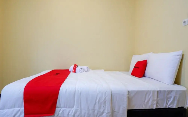 RedDoorz near Alun Alun Pati