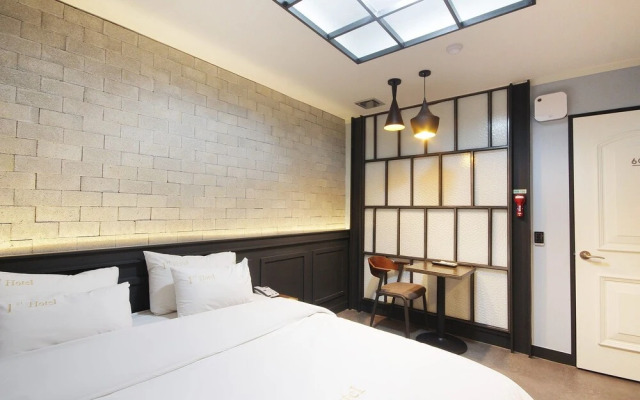 Yeosu 1st Avenue Hotel
