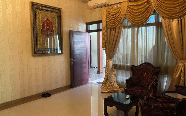 Aldeoz Villa Ndalem Marwatan Solo – Guest Rooms – Surakarta