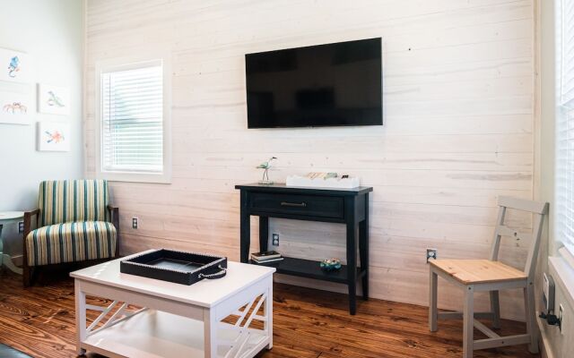 Turquoise Treehouse 2 Bedroom Home