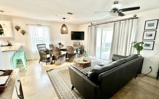 Emerald Hideaway 2 Bedroom Condo by RedAwning