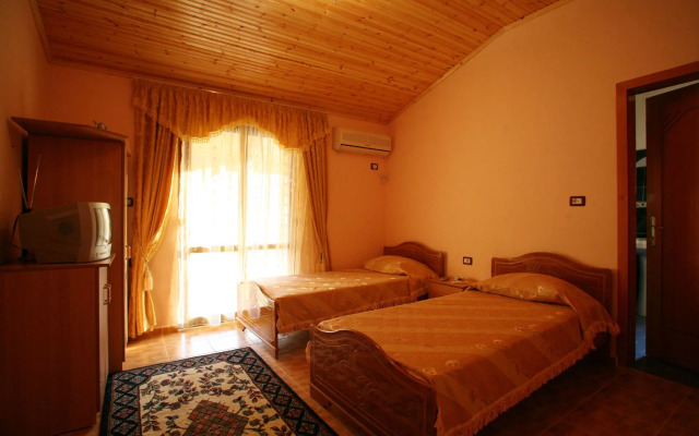 Gold Guest House & Bar