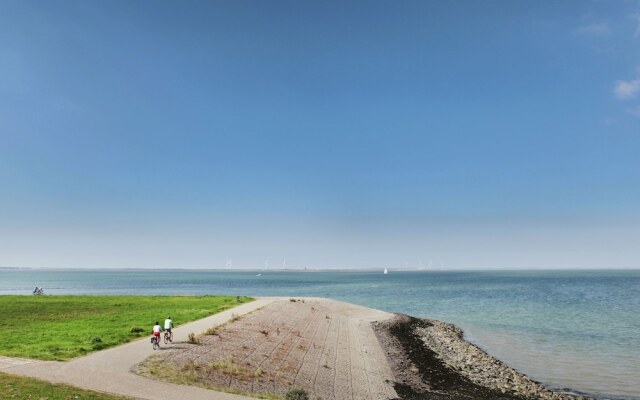 Comfortably Furnished Bungalow on Lake Veere