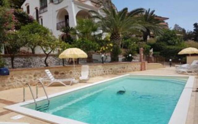 Villa del Golfo Urio with swimming pool shared by the two apartments