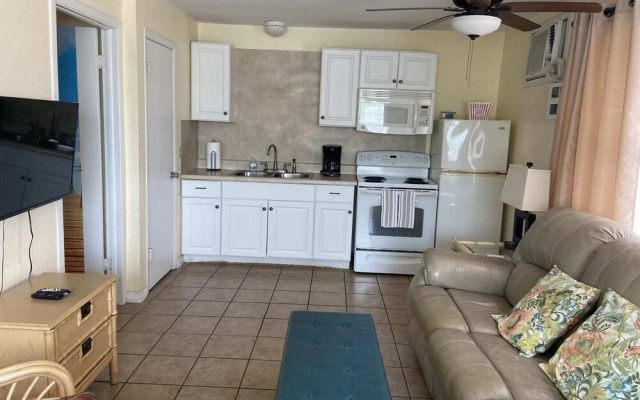 Holiday Court 08 - Lagoon