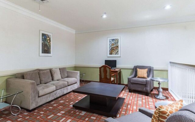 Econo Lodge Inn & Suites East Houston I-10