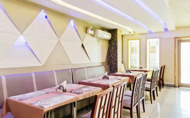 Oyo 30525 Dwarka Grand
