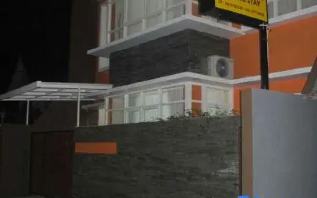 Modern Chic Room at Gendis Homestay