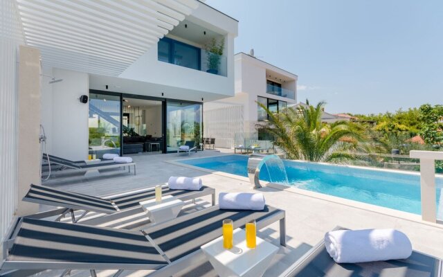 Luxury Villa Luna with Swimming Pool