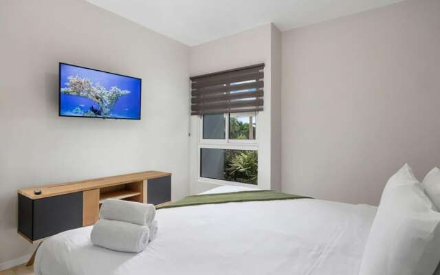 Ground Level Condo 2BR 2BA w Pool Access Gym