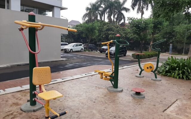 Roomy Studio Room Bintaro Park View Apartment