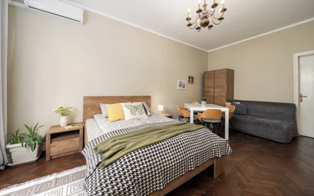 3 BDR Top Center Artistic Apartment - 115 m2