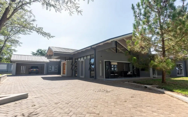 Upmarket 4 bed Chisipite House 2193