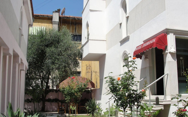 Theranda Hotel