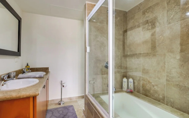 Chic Cabo Condo - Walk to Marina & Downtown!