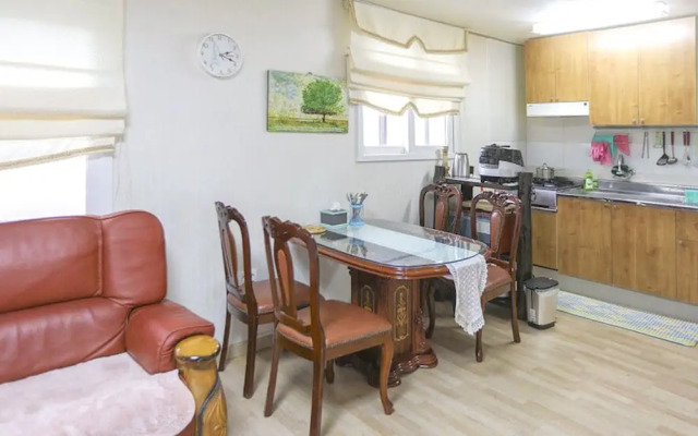 Jeju Maendorong Guest House