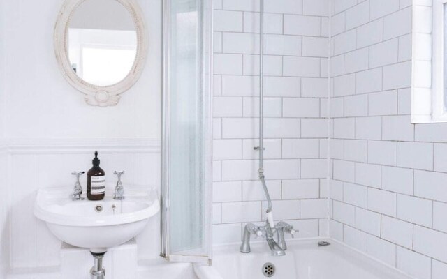 Inviting 1BD Flat - 20 Mins to Brighton Beach!