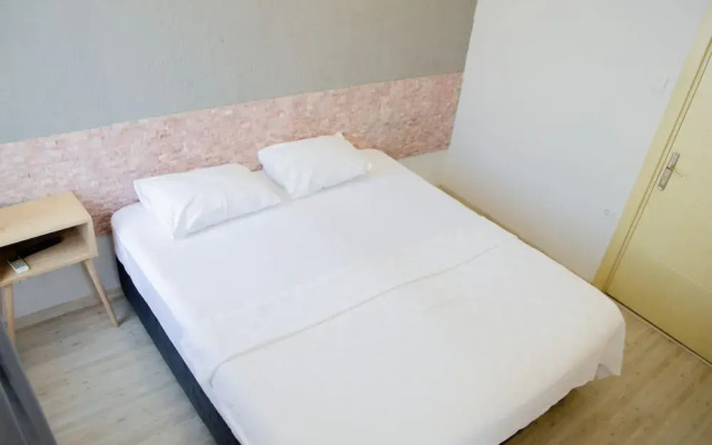 1989 Hotel Sebat
