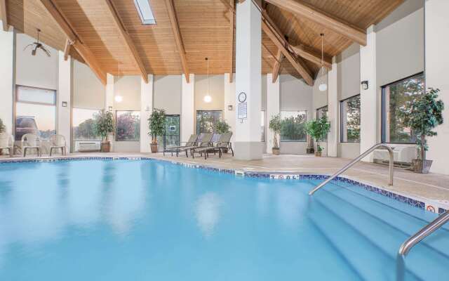 Days Inn & Suites by Wyndham Brinkley