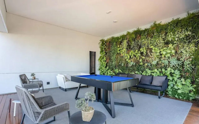 Apt w/ Balcony, Minutes From the Subway Ctb2405