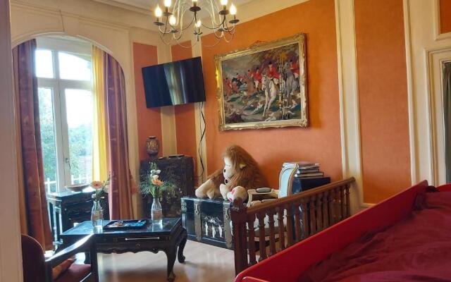 Château Lambert Hotel-Resto-Parking-Shuttle, a 1 ha green Oasis at 8 min from CRL Airport without any noise