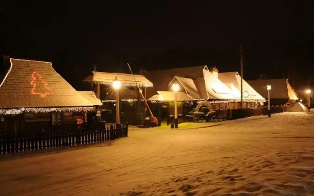 Zajazd-Camping-Skansen Pastewnik