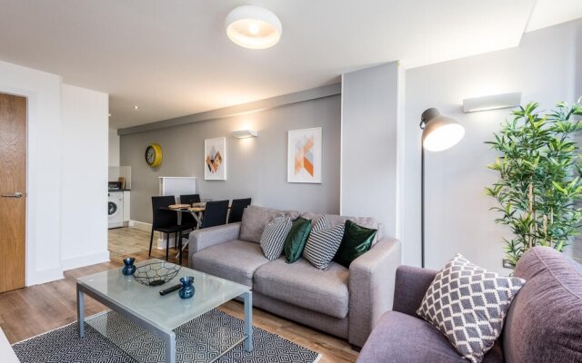 Central Modern 2 Bedroom Apartment with Balcony & Free Parking!